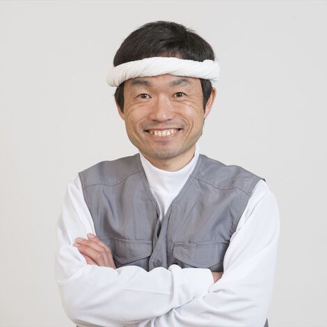 腕組みしてポーズを決める職人